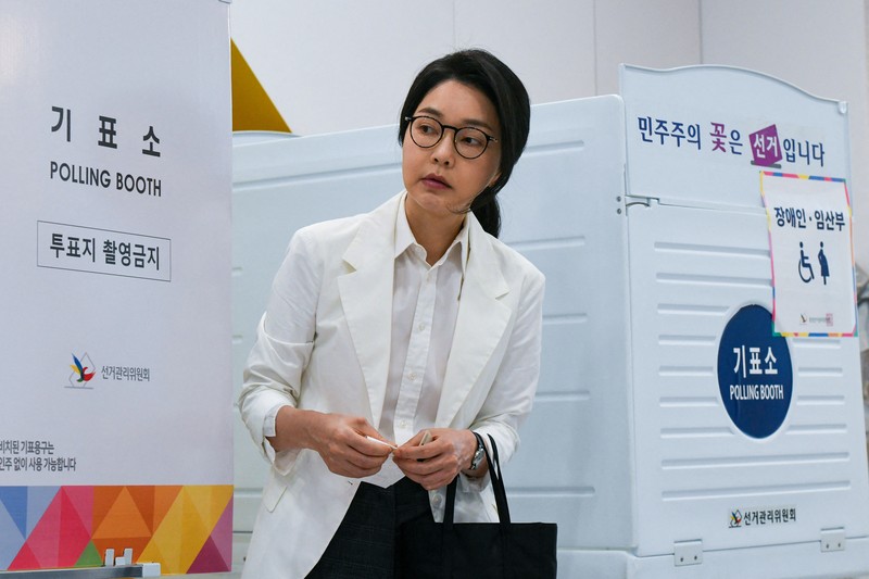 Mantan Presiden Korea Selatan Yoon Suk Yeol, dan istrinya Kim Keon Hee, menunggu untuk memberikan suara di tempat pemungutan suara selama pemilihan presiden, di Seoul, Korea Selatan, 3 Juni 2025. Mantan Presiden Korea Selatan Yoon Suk Yeol, dan istrinya Kim Keon Hee, menunggu untuk memberikan suara di tempat pemungutan suara selama pemilihan presiden, di Seoul, Korea Selatan, 3 Juni 2025. (Yonhap via REUTERS)