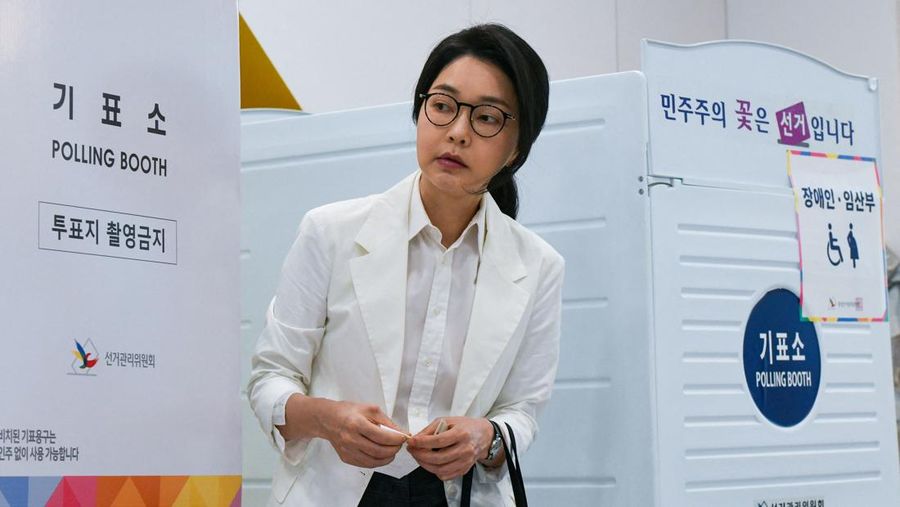 Mantan Presiden Korea Selatan Yoon Suk Yeol, dan istrinya Kim Keon Hee, menunggu untuk memberikan suara di tempat pemungutan suara selama pemilihan presiden, di Seoul, Korea Selatan, 3 Juni 2025. Mantan Presiden Korea Selatan Yoon Suk Yeol, dan istrinya Kim Keon Hee, menunggu untuk memberikan suara di tempat pemungutan suara selama pemilihan presiden, di Seoul, Korea Selatan, 3 Juni 2025. (Yonhap via REUTERS)