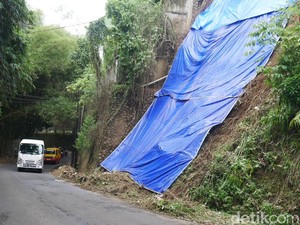 Penanganan Longsor di Tebing Jalan Kolmas Lembang Tunggu Respons Provinsi