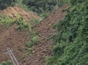 Longsor Sepanjang 50 Meter Tutup Akses Jalan Desa Puppuring di Polman