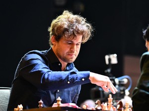 Magnus Carlsen Bikin Heboh di Norway Chess: Unggul, Blunder, Gebrak Meja!