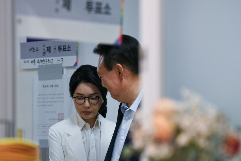 Mantan Presiden Korea Selatan Yoon Suk Yeol, dan istrinya Kim Keon Hee, menunggu untuk memberikan suara di tempat pemungutan suara selama pemilihan presiden, di Seoul, Korea Selatan, 3 Juni 2025. Mantan Presiden Korea Selatan Yoon Suk Yeol, dan istrinya Kim Keon Hee, menunggu untuk memberikan suara di tempat pemungutan suara selama pemilihan presiden, di Seoul, Korea Selatan, 3 Juni 2025. (Yonhap via REUTERS)