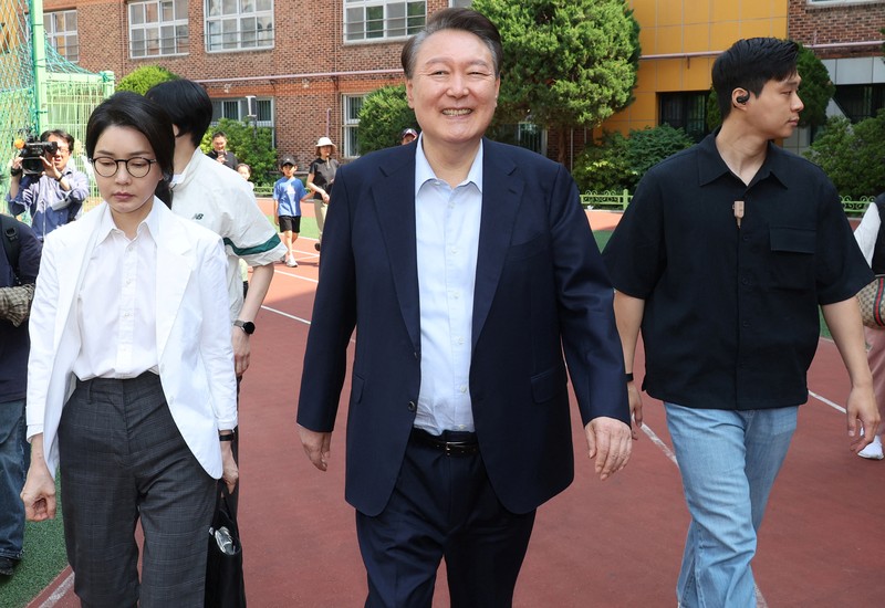 Mantan Presiden Korea Selatan Yoon Suk Yeol, dan istrinya Kim Keon Hee, menunggu untuk memberikan suara di tempat pemungutan suara selama pemilihan presiden, di Seoul, Korea Selatan, 3 Juni 2025. (Yonhap via REUTERS)