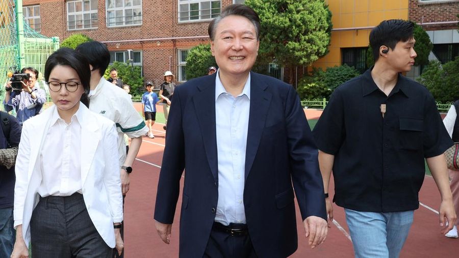 Mantan Presiden Korea Selatan Yoon Suk Yeol, dan istrinya Kim Keon Hee, menunggu untuk memberikan suara di tempat pemungutan suara selama pemilihan presiden, di Seoul, Korea Selatan, 3 Juni 2025. Mantan Presiden Korea Selatan Yoon Suk Yeol, dan istrinya Kim Keon Hee, menunggu untuk memberikan suara di tempat pemungutan suara selama pemilihan presiden, di Seoul, Korea Selatan, 3 Juni 2025. (Yonhap via REUTERS)