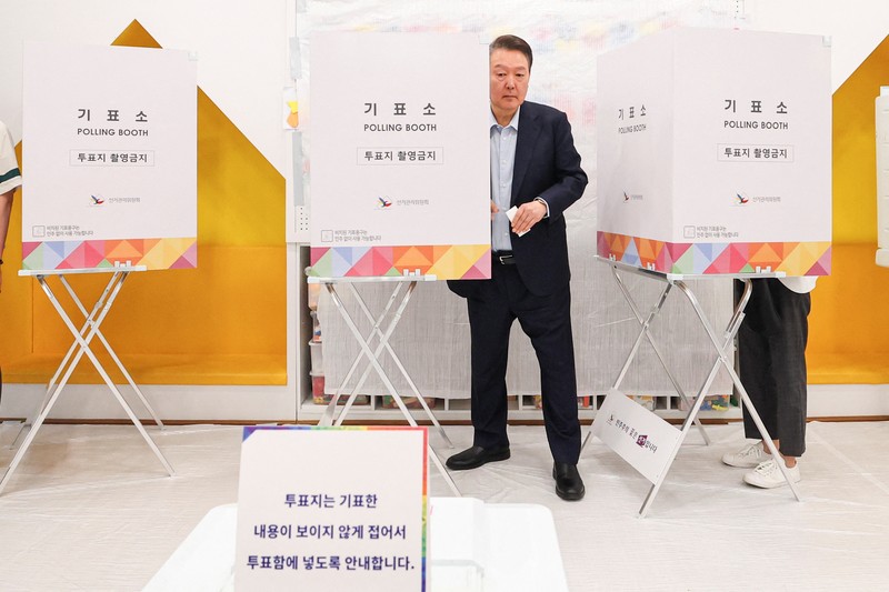Mantan Presiden Korea Selatan Yoon Suk Yeol, dan istrinya Kim Keon Hee, menunggu untuk memberikan suara di tempat pemungutan suara selama pemilihan presiden, di Seoul, Korea Selatan, 3 Juni 2025. Mantan Presiden Korea Selatan Yoon Suk Yeol, dan istrinya Kim Keon Hee, menunggu untuk memberikan suara di tempat pemungutan suara selama pemilihan presiden, di Seoul, Korea Selatan, 3 Juni 2025. (Yonhap via REUTERS)