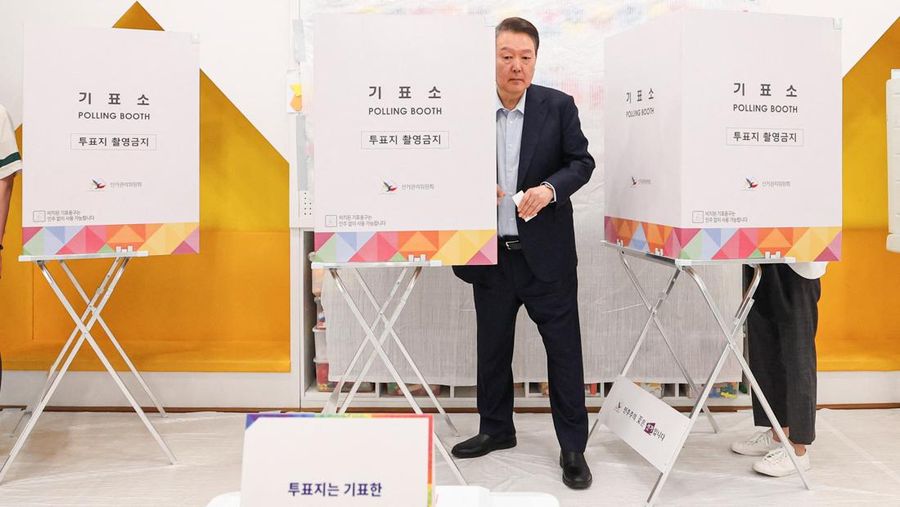Mantan Presiden Korea Selatan Yoon Suk Yeol, dan istrinya Kim Keon Hee, menunggu untuk memberikan suara di tempat pemungutan suara selama pemilihan presiden, di Seoul, Korea Selatan, 3 Juni 2025. (Yonhap via REUTERS)