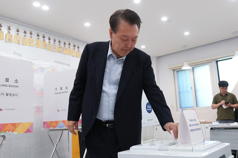 Mantan Presiden Korea Selatan Yoon Suk Yeol, dan istrinya Kim Keon Hee, menunggu untuk memberikan suara di tempat pemungutan suara selama pemilihan presiden, di Seoul, Korea Selatan, 3 Juni 2025. Mantan Presiden Korea Selatan Yoon Suk Yeol, dan istrinya Kim Keon Hee, menunggu untuk memberikan suara di tempat pemungutan suara selama pemilihan presiden, di Seoul, Korea Selatan, 3 Juni 2025. (Yonhap via REUTERS)