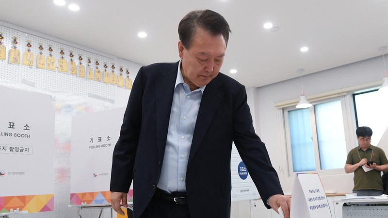 Mantan Presiden Korea Selatan Yoon Suk Yeol, dan istrinya Kim Keon Hee, menunggu untuk memberikan suara di tempat pemungutan suara selama pemilihan presiden, di Seoul, Korea Selatan, 3 Juni 2025. (Yonhap via REUTERS)