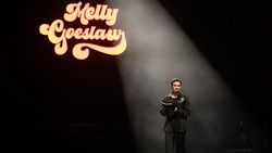 Heboh Melly Goeslaw Bawa Nicholas Saputra Konser Bareng di Malaysia
