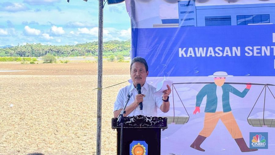 Menteri Kelautan dan Perikanan (MenKP) Sakti Wahyu Trenggono melakukan peninjauan sekaligus melihat langsung penandatanganan perjanjian kerjasama pembangunan modeling lahan garam, antara Kementerian Kelautan dan Perikanan (KKP) bersama Bupati Rote Ndao di Rote Ndao, Nusa Tenggara Timur, Selasa (3/6/2025). (CNBC Indonesia/Martyasari Rizky)