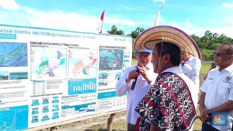 Menteri Kelautan dan Perikanan (MenKP) Sakti Wahyu Trenggono melakukan peninjauan sekaligus melihat langsung penandatanganan perjanjian kerjasama pembangunan modeling lahan garam, antara Kementerian Kelautan dan Perikanan (KKP) bersama Bupati Rote Ndao di Rote Ndao, Nusa Tenggara Timur, Selasa (3/6/2025). (CNBC Indonesia/Martyasari Rizky) Menteri Kelautan dan Perikanan (MenKP) Sakti Wahyu Trenggono melakukan peninjauan sekaligus melihat langsung penandatanganan perjanjian kerjasama pembangunan modeling lahan garam, antara Kementerian Kelautan dan Perikanan (KKP) bersama Bupati Rote Ndao di Rote Ndao, Nusa Tenggara Timur, Selasa (3/6/2025). (CNBC Indonesia/Martyasari Rizky)