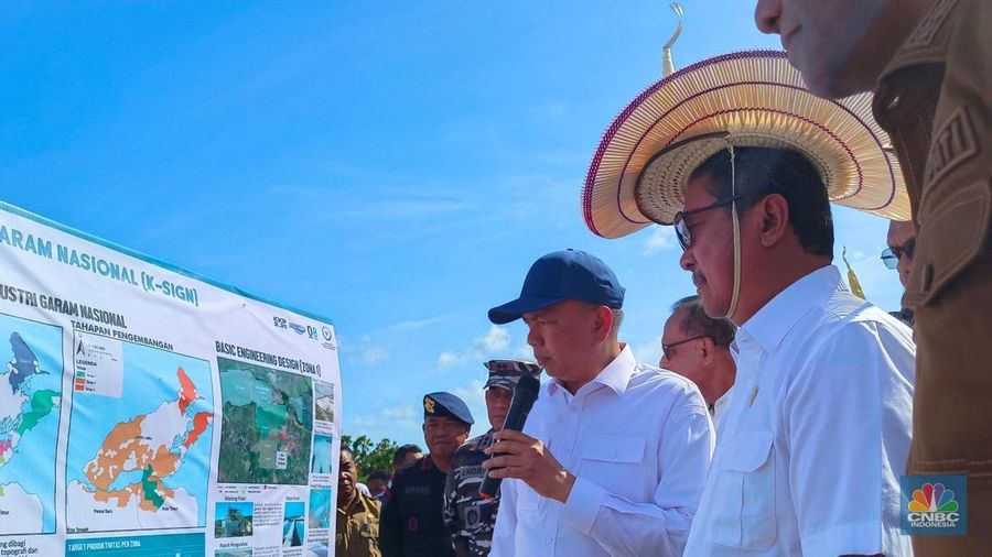 Menteri Kelautan dan Perikanan (MenKP) Sakti Wahyu Trenggono melakukan peninjauan sekaligus melihat langsung penandatanganan perjanjian kerjasama pembangunan modeling lahan garam, antara Kementerian Kelautan dan Perikanan (KKP) bersama Bupati Rote Ndao di Rote Ndao, Nusa Tenggara Timur, Selasa (3/6/2025). (CNBC Indonesia/Martyasari Rizky) Menteri Kelautan dan Perikanan (MenKP) Sakti Wahyu Trenggono melakukan peninjauan sekaligus melihat langsung penandatanganan perjanjian kerjasama pembangunan modeling lahan garam, antara Kementerian Kelautan dan Perikanan (KKP) bersama Bupati Rote Ndao di Rote Ndao, Nusa Tenggara Timur, Selasa (3/6/2025). (CNBC Indonesia/Martyasari Rizky)