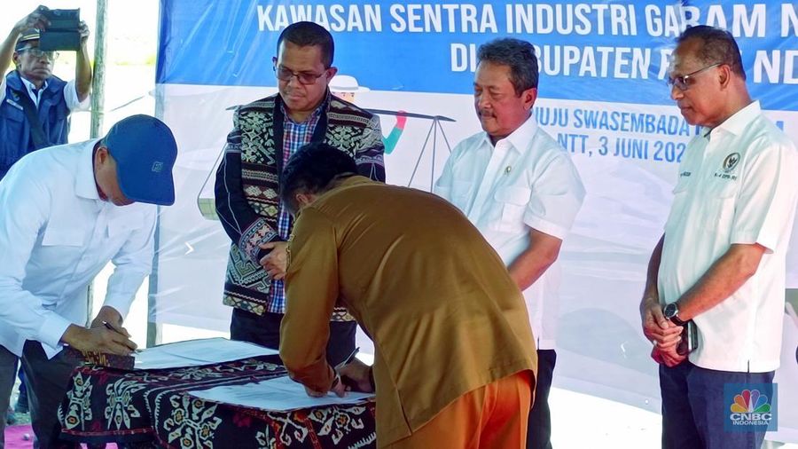 Menteri Kelautan dan Perikanan (MenKP) Sakti Wahyu Trenggono melakukan peninjauan sekaligus melihat langsung penandatanganan perjanjian kerjasama pembangunan modeling lahan garam, antara Kementerian Kelautan dan Perikanan (KKP) bersama Bupati Rote Ndao di Rote Ndao, Nusa Tenggara Timur, Selasa (3/6/2025). (CNBC Indonesia/Martyasari Rizky) Menteri Kelautan dan Perikanan (MenKP) Sakti Wahyu Trenggono melakukan peninjauan sekaligus melihat langsung penandatanganan perjanjian kerjasama pembangunan modeling lahan garam, antara Kementerian Kelautan dan Perikanan (KKP) bersama Bupati Rote Ndao di Rote Ndao, Nusa Tenggara Timur, Selasa (3/6/2025). (CNBC Indonesia/Martyasari Rizky)