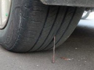 Viral Tukang Parkir Alun-alun Pasuruan Pasang Paku di Ban Mobil
