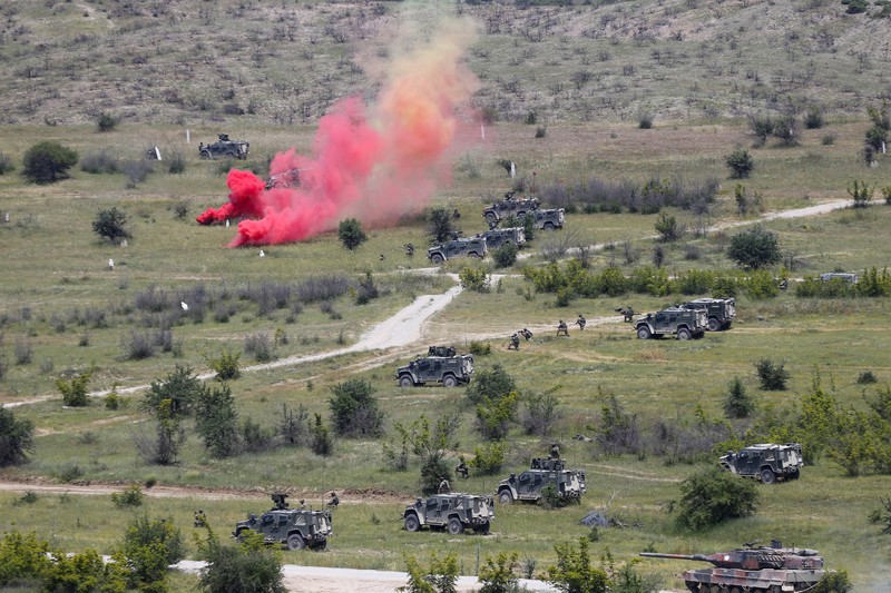 NATO mengadakan latihan militer 'Respon Segera' dengan negara tuan rumah Albania, Bulgaria, Kroasia, Yunani, Kosovo, Montenegro, dan Makedonia Utara, di pangkalan militer Krivolak, Makedonia Utara, 2 Juni 2025. (REUTERS/Ognen Teofilovski)