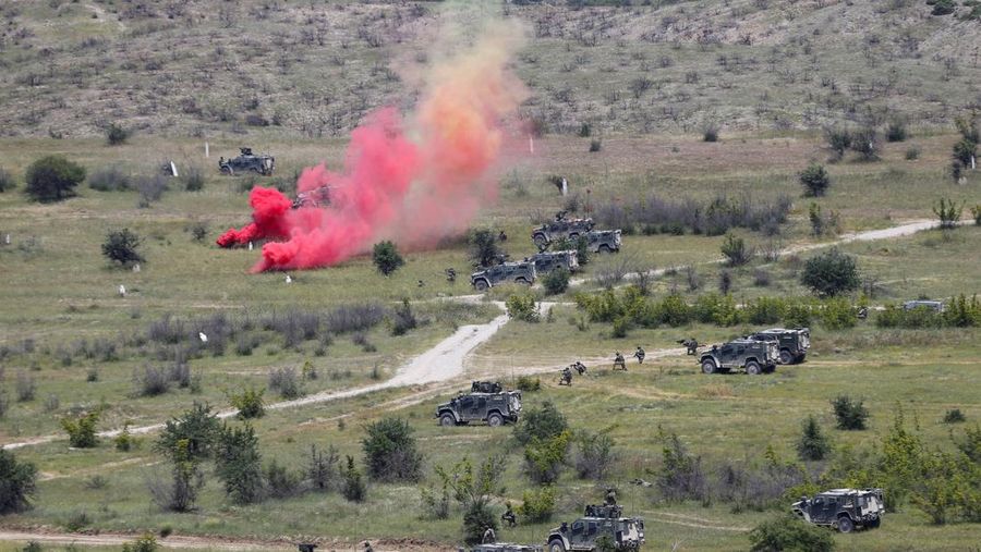 NATO mengadakan latihan militer 'Respon Segera' dengan negara tuan rumah Albania, Bulgaria, Kroasia, Yunani, Kosovo, Montenegro, dan Makedonia Utara, di pangkalan militer Krivolak, Makedonia Utara, 2 Juni 2025. NATO mengadakan latihan militer 'Respon Segera' dengan negara tuan rumah Albania, Bulgaria, Kroasia, Yunani, Kosovo, Montenegro, dan Makedonia Utara, di pangkalan militer Krivolak, Makedonia Utara, 2 Juni 2025. (REUTERS/Ognen Teofilovski)