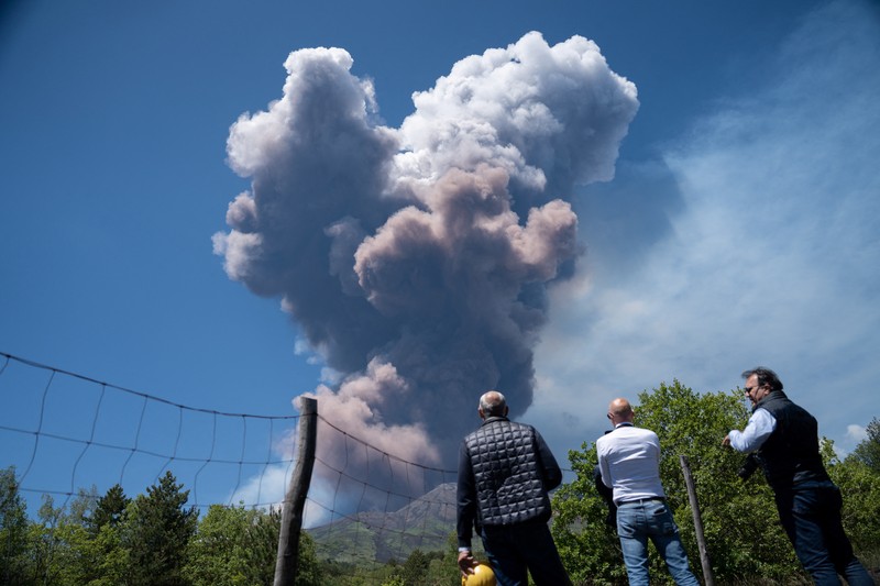 Gumpalan abu vulkanik mengepul dari Gunung Etna, terlihat dari Milo, Italia, 2 Juni 2025. Gumpalan abu vulkanik mengepul dari Gunung Etna, terlihat dari Milo, Italia, 2 Juni 2025. (REUTERS/Marco Restivo)