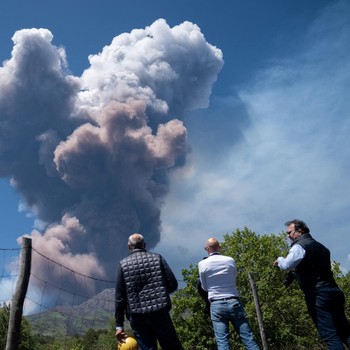 Potret Gunung Etna Tiba-Tiba Meletus, Pendaki Panik Berlarian