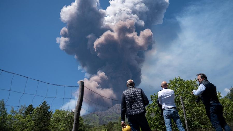 Gumpalan abu vulkanik mengepul dari Gunung Etna, terlihat dari Milo, Italia, 2 Juni 2025. (REUTERS/Marco Restivo)