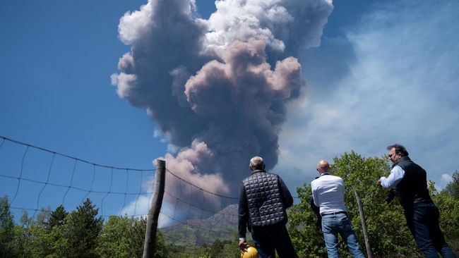 Potret Gunung Etna Tiba-Tiba Meletus, Pendaki Panik Berlarian