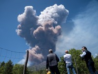 Potret Gunung Etna Tiba-Tiba Meletus, Pendaki Panik Berlarian