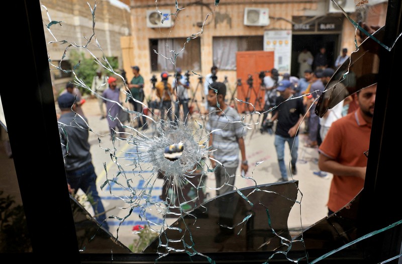 Seorang petugas polisi dengan tongkat bereaksi saat membubarkan anggota keluarga tahanan, setelah puluhan tahanan melarikan diri dari Penjara Malir, di pinggiran Karachi, Pakistan, 3 Juni 2025. Seorang petugas polisi dengan tongkat bereaksi saat membubarkan anggota keluarga tahanan, setelah puluhan tahanan melarikan diri dari Penjara Malir, di pinggiran Karachi, Pakistan, 3 Juni 2025. (REUTERS/Akhtar Soomro)