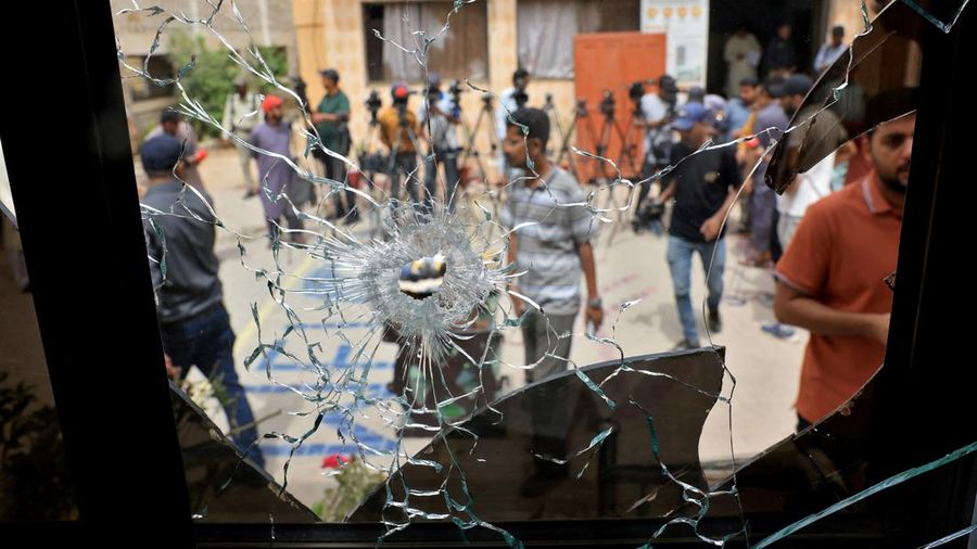 Seorang petugas polisi dengan tongkat bereaksi saat membubarkan anggota keluarga tahanan, setelah puluhan tahanan melarikan diri dari Penjara Malir, di pinggiran Karachi, Pakistan, 3 Juni 2025. (REUTERS/Akhtar Soomro)