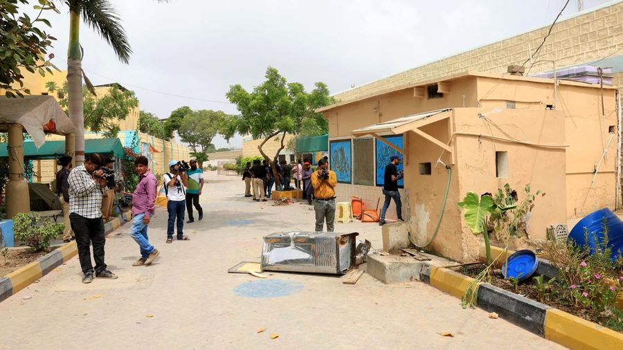 Seorang petugas polisi dengan tongkat bereaksi saat membubarkan anggota keluarga tahanan, setelah puluhan tahanan melarikan diri dari Penjara Malir, di pinggiran Karachi, Pakistan, 3 Juni 2025. (REUTERS/Akhtar Soomro)