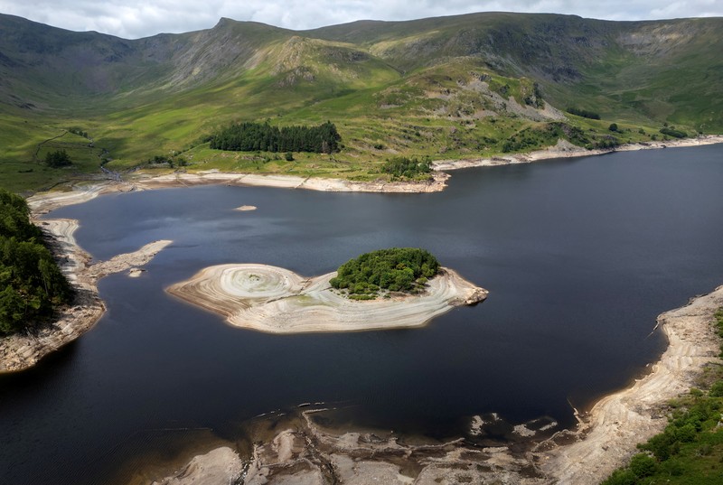 Pemandangan drone menunjukkan bagian dasar Waduk Haweswater yang terbuka, di mana meskipun baru-baru ini terjadi hujan, permukaan airnya tetap rendah tidak sesuai musim, di Haweswater, Inggris, 2 Juni 2025. (REUTERS/Phil Noble)