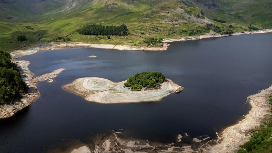 Pemandangan drone menunjukkan bagian dasar Waduk Haweswater yang terbuka, di mana meskipun baru-baru ini terjadi hujan, permukaan airnya tetap rendah tidak sesuai musim, di Haweswater, Inggris, 2 Juni 2025. Pemandangan drone menunjukkan bagian dasar Waduk Haweswater yang terbuka, di mana meskipun baru-baru ini terjadi hujan, permukaan airnya tetap rendah tidak sesuai musim, di Haweswater, Inggris, 2 Juni 2025. (REUTERS/Phil Noble)