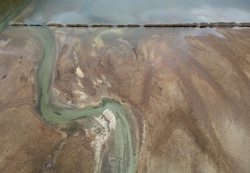 Pemandangan drone menunjukkan bagian dasar Waduk Haweswater yang terbuka, di mana meskipun baru-baru ini terjadi hujan, permukaan airnya tetap rendah tidak sesuai musim, di Haweswater, Inggris, 2 Juni 2025. Pemandangan drone menunjukkan bagian dasar Waduk Haweswater yang terbuka, di mana meskipun baru-baru ini terjadi hujan, permukaan airnya tetap rendah tidak sesuai musim, di Haweswater, Inggris, 2 Juni 2025. (REUTERS/Phil Noble)