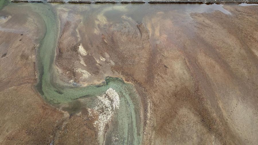 Pemandangan drone menunjukkan bagian dasar Waduk Haweswater yang terbuka, di mana meskipun baru-baru ini terjadi hujan, permukaan airnya tetap rendah tidak sesuai musim, di Haweswater, Inggris, 2 Juni 2025. Pemandangan drone menunjukkan bagian dasar Waduk Haweswater yang terbuka, di mana meskipun baru-baru ini terjadi hujan, permukaan airnya tetap rendah tidak sesuai musim, di Haweswater, Inggris, 2 Juni 2025. (REUTERS/Phil Noble)
