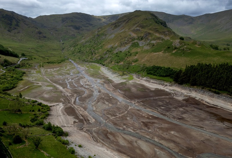 Pemandangan drone menunjukkan bagian dasar Waduk Haweswater yang terbuka, di mana meskipun baru-baru ini terjadi hujan, permukaan airnya tetap rendah tidak sesuai musim, di Haweswater, Inggris, 2 Juni 2025. Pemandangan drone menunjukkan bagian dasar Waduk Haweswater yang terbuka, di mana meskipun baru-baru ini terjadi hujan, permukaan airnya tetap rendah tidak sesuai musim, di Haweswater, Inggris, 2 Juni 2025. (REUTERS/Phil Noble)