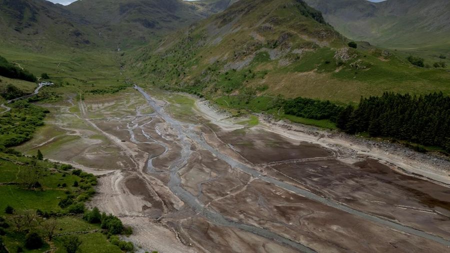 Pemandangan drone menunjukkan bagian dasar Waduk Haweswater yang terbuka, di mana meskipun baru-baru ini terjadi hujan, permukaan airnya tetap rendah tidak sesuai musim, di Haweswater, Inggris, 2 Juni 2025. Pemandangan drone menunjukkan bagian dasar Waduk Haweswater yang terbuka, di mana meskipun baru-baru ini terjadi hujan, permukaan airnya tetap rendah tidak sesuai musim, di Haweswater, Inggris, 2 Juni 2025. (REUTERS/Phil Noble)