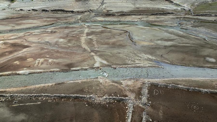 Pemandangan drone menunjukkan bagian dasar Waduk Haweswater yang terbuka, di mana meskipun baru-baru ini terjadi hujan, permukaan airnya tetap rendah tidak sesuai musim, di Haweswater, Inggris, 2 Juni 2025. Pemandangan drone menunjukkan bagian dasar Waduk Haweswater yang terbuka, di mana meskipun baru-baru ini terjadi hujan, permukaan airnya tetap rendah tidak sesuai musim, di Haweswater, Inggris, 2 Juni 2025. (REUTERS/Phil Noble)