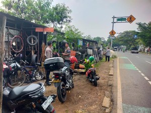 Polisi Cek TKP Mobil Dibobol Maling Modus Pecah Kaca di Depok