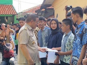 Pramono Bagikan 827 Ijazah Siswa SD-SMA Jakarta yang Tertahan gegara Biaya