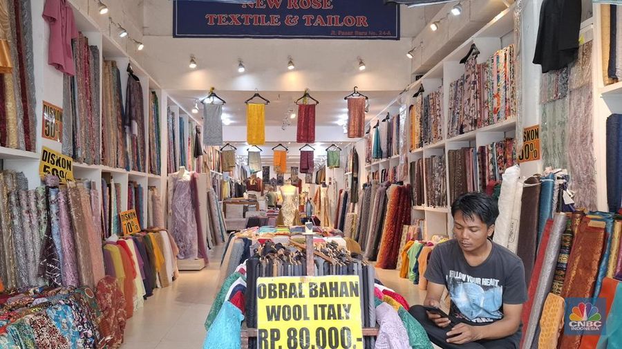 Pusat belanja di kawasan Pasar Baru, Jakarta Pusat tampak sepi tidak seperti dulu yang banyak pengunjung pada Selasa (3/6/2025). (CNBC Indonesia/Chandra Dwi)