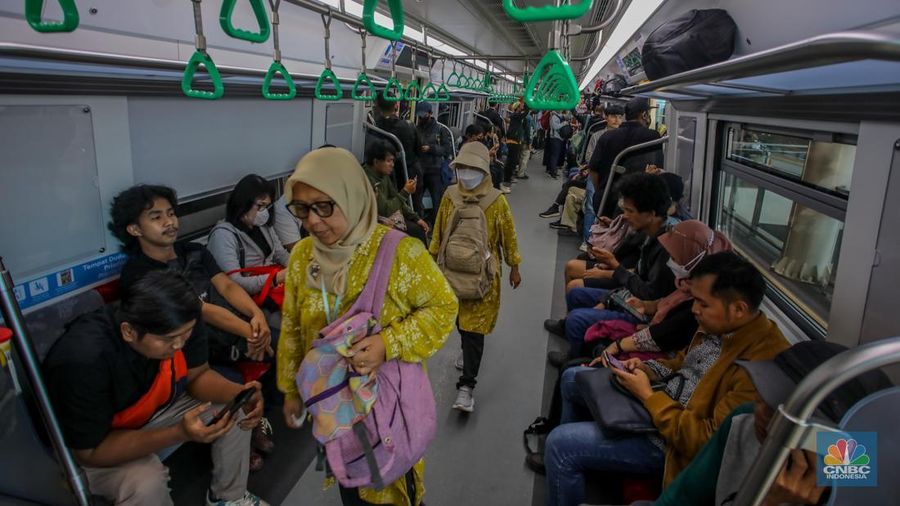 Rangkaian kereta rel listrik (KRL) baru seri Commuter Line Indonesia (CLI)-125 memasuk peron di Stasiun Manggarai, Jakarta, Selasa (3/6/2025). Rangkaian kereta rel listrik (KRL) baru seri Commuter Line Indonesia (CLI)-125 memasuk peron di Stasiun Manggarai, Jakarta, Selasa (3/6/2025). (CNBC Indonesia/Faisal Rahman)