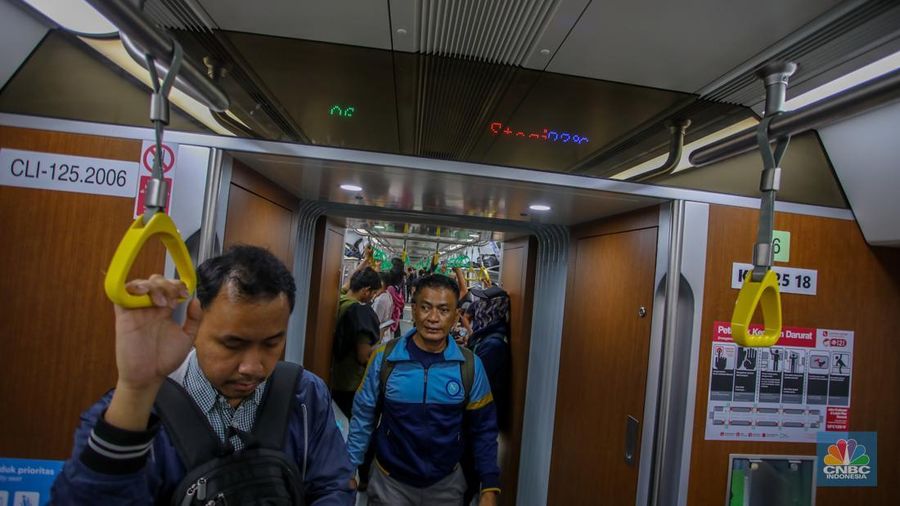 Rangkaian kereta rel listrik (KRL) baru seri Commuter Line Indonesia (CLI)-125 memasuk peron di Stasiun Manggarai, Jakarta, Selasa (3/6/2025). Rangkaian kereta rel listrik (KRL) baru seri Commuter Line Indonesia (CLI)-125 memasuk peron di Stasiun Manggarai, Jakarta, Selasa (3/6/2025). (CNBC Indonesia/Faisal Rahman)