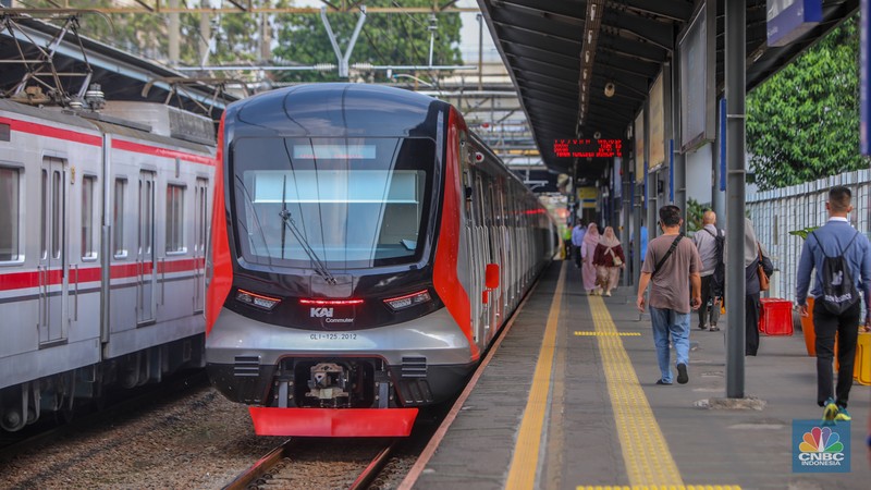 Rangkaian kereta rel listrik (KRL) baru seri Commuter Line Indonesia (CLI)-125 memasuk peron di Stasiun Manggarai, Jakarta, Selasa (3/6/2025). (CNBC Indonesia/Faisal Rahman)