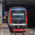 Rangkaian kereta rel listrik (KRL) baru seri Commuter Line Indonesia (CLI)-125 memasuk peron di Stasiun Manggarai, Jakarta, Selasa (3/6/2025).(CNBC Indonesia/Faisal Rahman)
