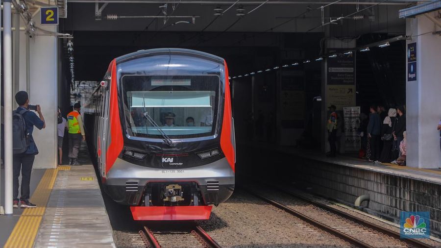 Rangkaian kereta rel listrik (KRL) baru seri Commuter Line Indonesia (CLI)-125 memasuk peron di Stasiun Manggarai, Jakarta, Selasa (3/6/2025). Rangkaian kereta rel listrik (KRL) baru seri Commuter Line Indonesia (CLI)-125 memasuk peron di Stasiun Manggarai, Jakarta, Selasa (3/6/2025). (CNBC Indonesia/Faisal Rahman)