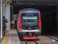 Rangkaian kereta rel listrik (KRL) baru seri Commuter Line Indonesia (CLI)-125 memasuk peron di Stasiun Manggarai, Jakarta, Selasa (3/6/2025).(CNBC Indonesia/Faisal Rahman)