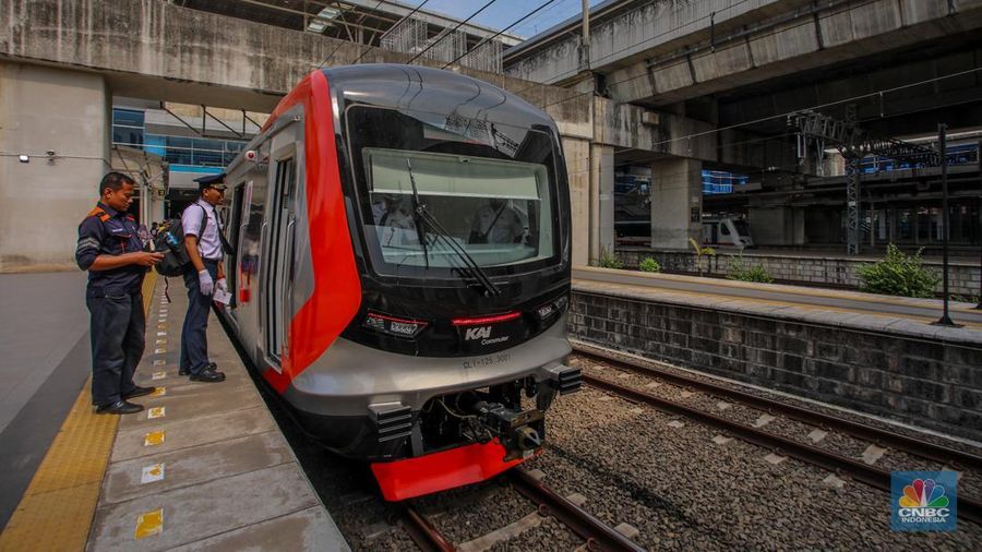 Rangkaian kereta rel listrik (KRL) baru seri Commuter Line Indonesia (CLI)-125 memasuk peron di Stasiun Manggarai, Jakarta, Selasa (3/6/2025). (CNBC Indonesia/Faisal Rahman)