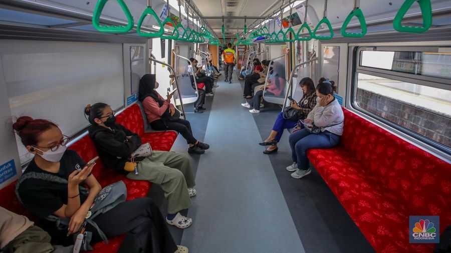 Rangkaian kereta rel listrik (KRL) baru seri Commuter Line Indonesia (CLI)-125 memasuk peron di Stasiun Manggarai, Jakarta, Selasa (3/6/2025). Rangkaian kereta rel listrik (KRL) baru seri Commuter Line Indonesia (CLI)-125 memasuk peron di Stasiun Manggarai, Jakarta, Selasa (3/6/2025). (CNBC Indonesia/Faisal Rahman)