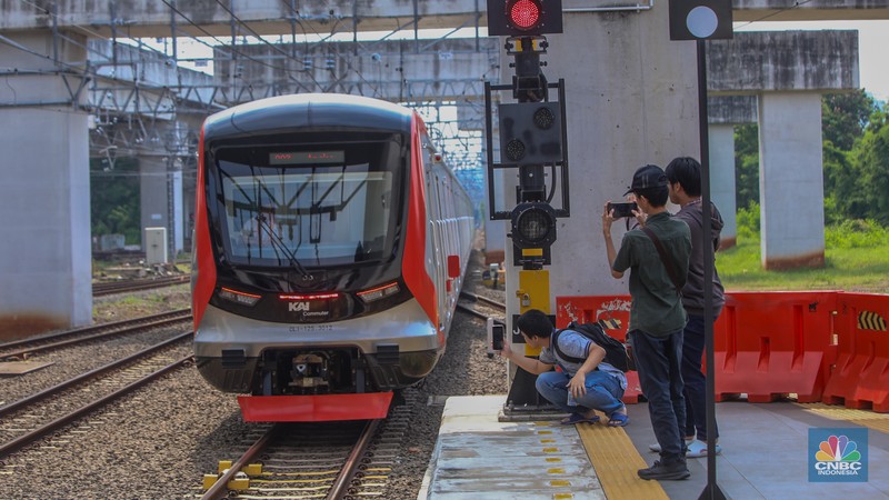 Rangkaian kereta rel listrik (KRL) baru seri Commuter Line Indonesia (CLI)-125 memasuk peron di Stasiun Manggarai, Jakarta, Selasa (3/6/2025). Rangkaian kereta rel listrik (KRL) baru seri Commuter Line Indonesia (CLI)-125 memasuk peron di Stasiun Manggarai, Jakarta, Selasa (3/6/2025). (CNBC Indonesia/Faisal Rahman)