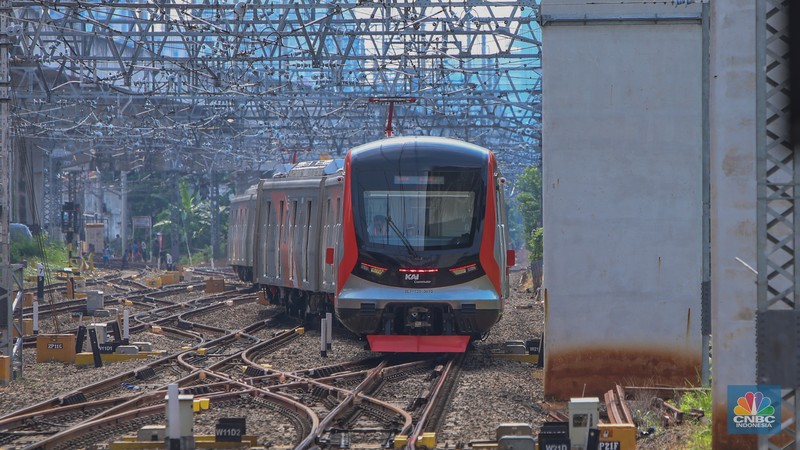 Rangkaian kereta rel listrik (KRL) baru seri Commuter Line Indonesia (CLI)-125 memasuk peron di Stasiun Manggarai, Jakarta, Selasa (3/6/2025). (CNBC Indonesia/Faisal Rahman)