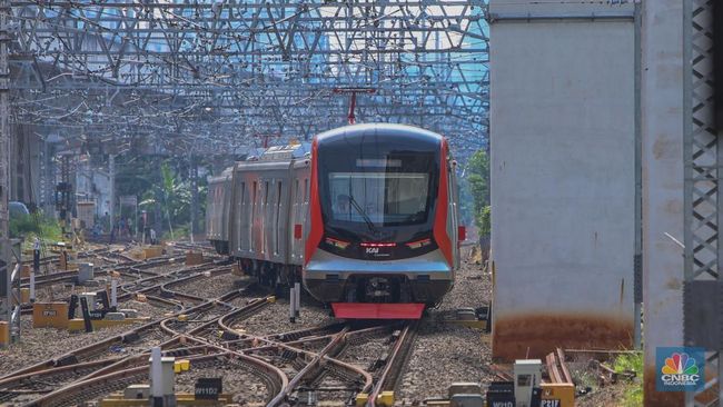 KRL Buatan China Mulai Angkut Warga Jabodetabek, Begini Penampakannya