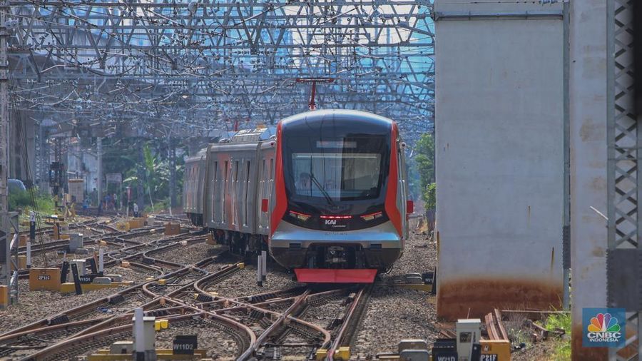 Rangkaian kereta rel listrik (KRL) baru seri Commuter Line Indonesia (CLI)-125 memasuk peron di Stasiun Manggarai, Jakarta, Selasa (3/6/2025). Rangkaian kereta rel listrik (KRL) baru seri Commuter Line Indonesia (CLI)-125 memasuk peron di Stasiun Manggarai, Jakarta, Selasa (3/6/2025). (CNBC Indonesia/Faisal Rahman)